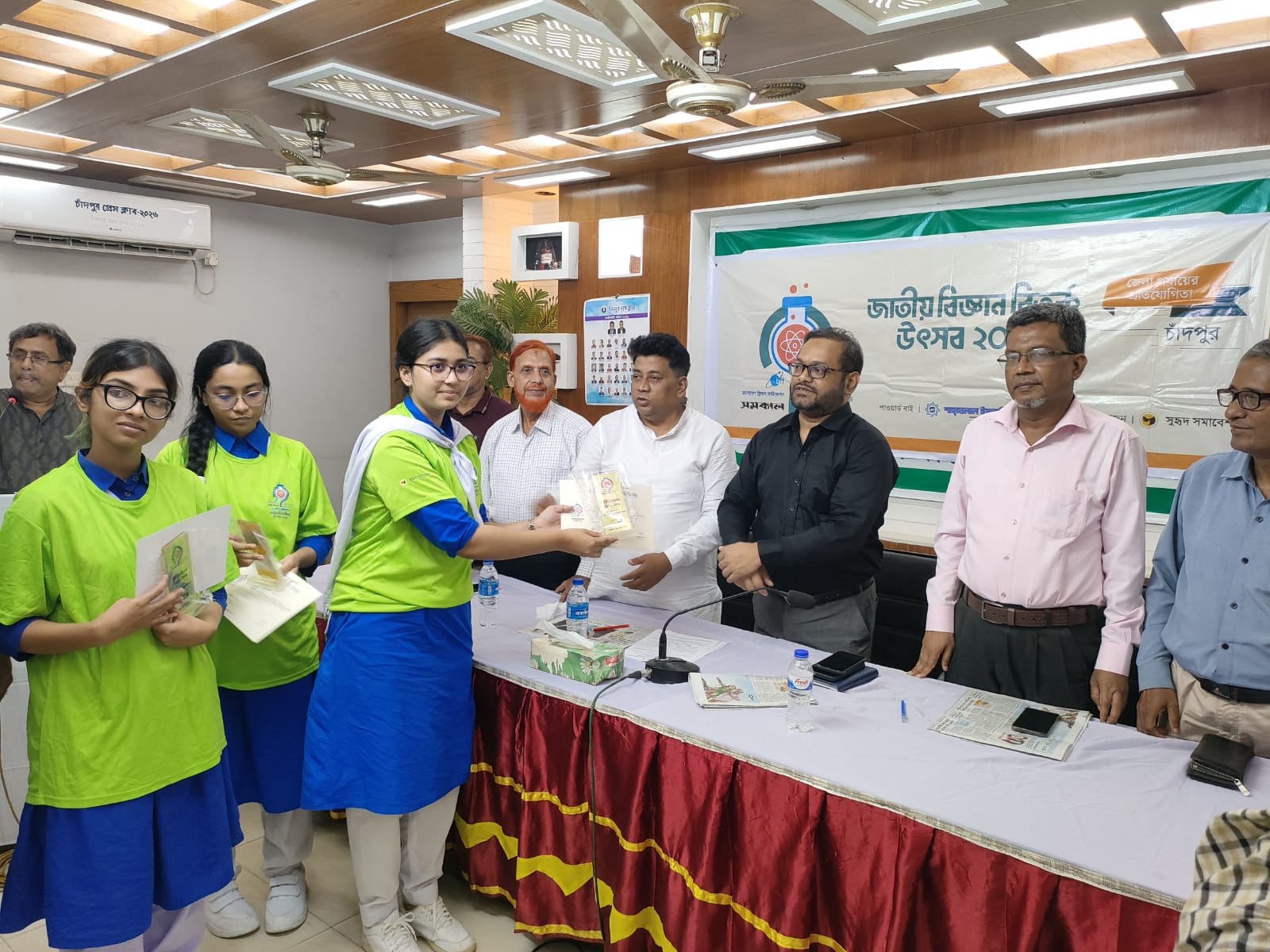 বিএফএফ-সমকাল বিজ্ঞান বিতর্কে চ্যাম্পিয়ন মাতৃপীঠ, রানার্সআপ বাবুরহাট