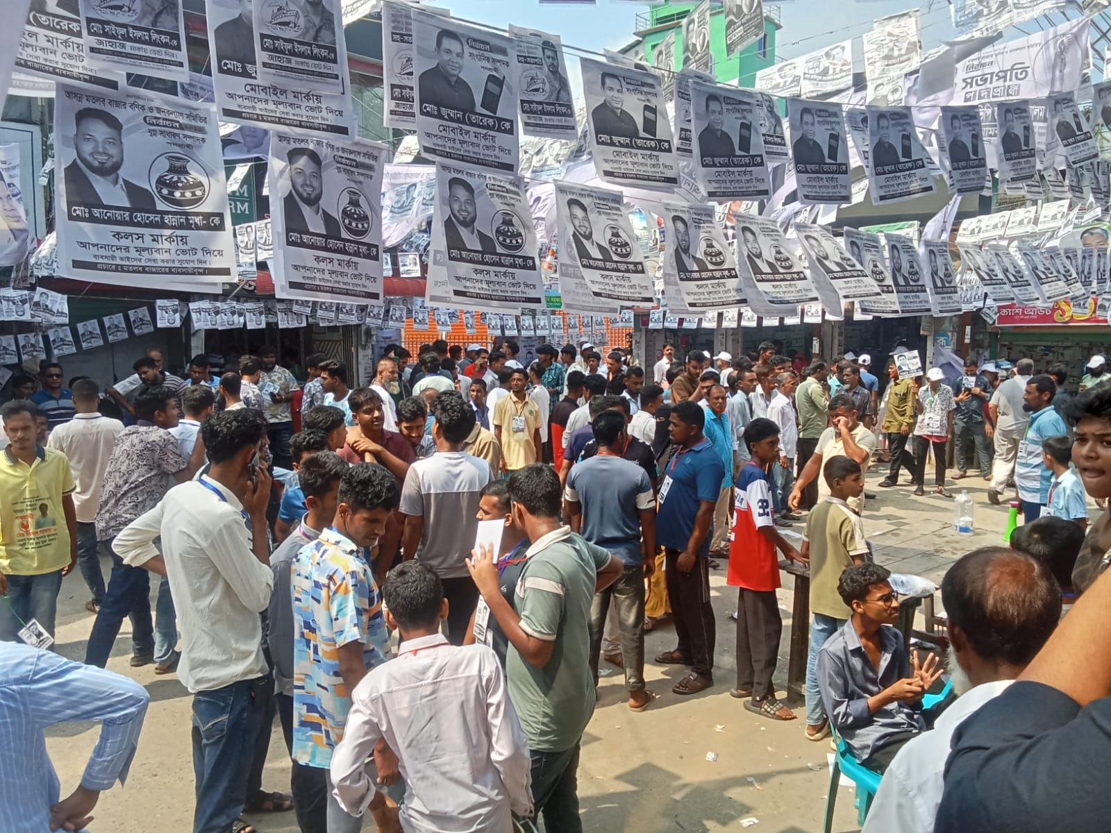 উৎসবমুখর পরিবেশে চলছে মতলব বাজার বণিক সমিতির নির্বাচন