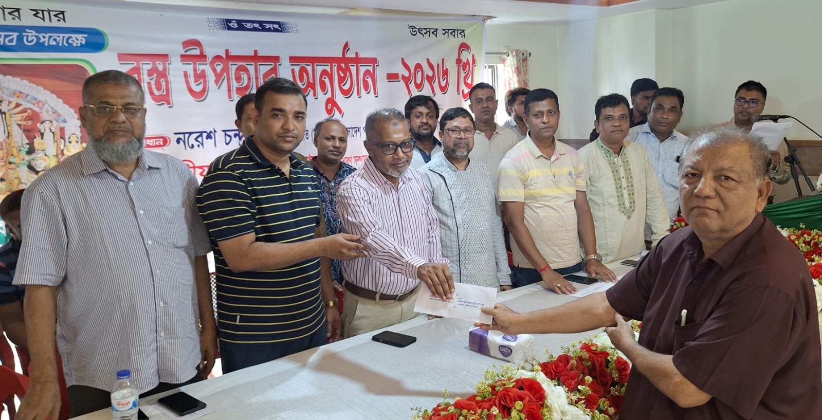 হাজীগঞ্জে পৌর পূজা উদযাপন পরিষদের বস্ত্র ও অনুদান বিতরণ