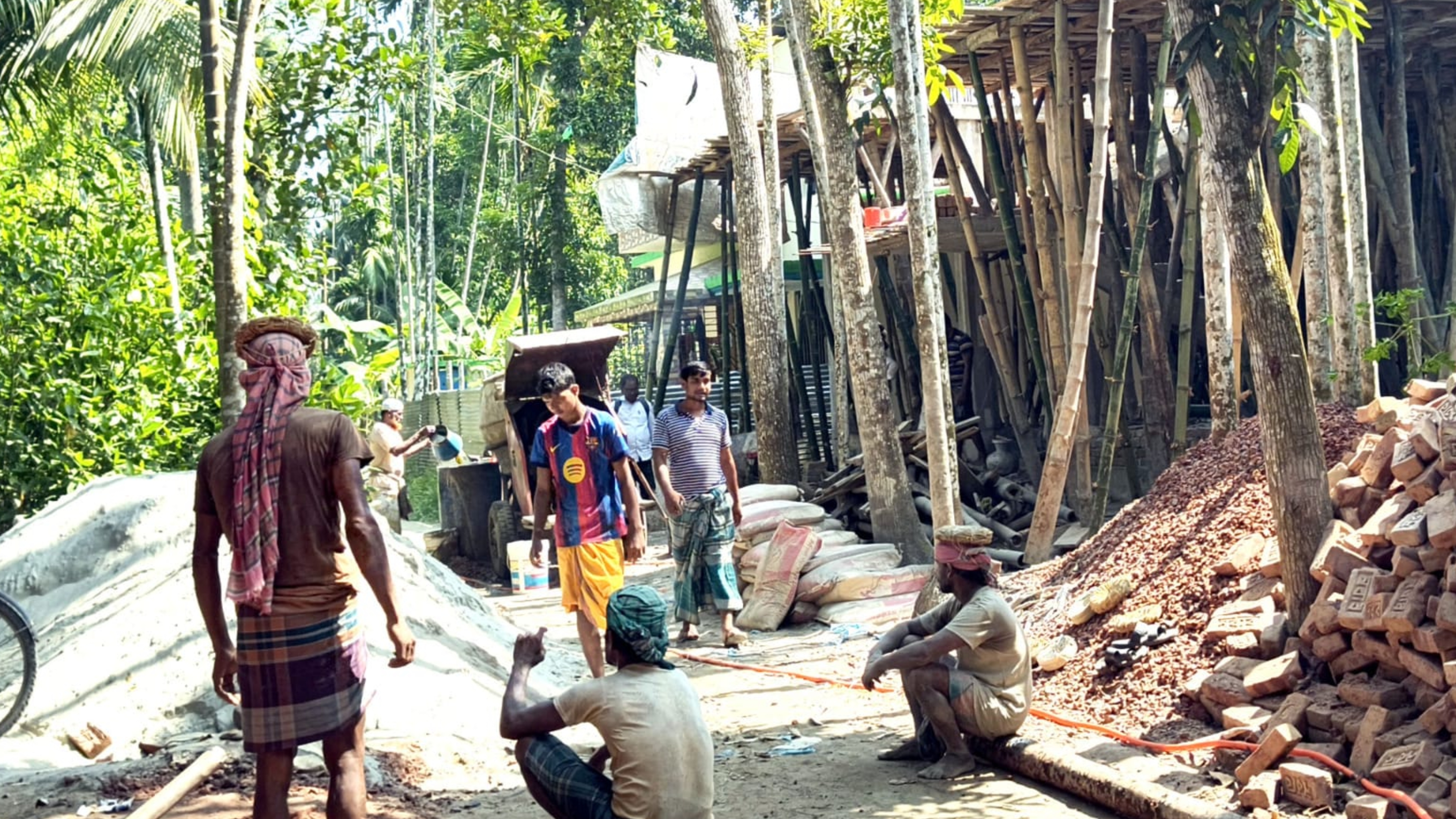 ফরিদগঞ্জে আদালতের আদেশ তোয়াক্কা না করে সীমানা বিরোধের জমিতে ঘর তুলছে বিবাদী