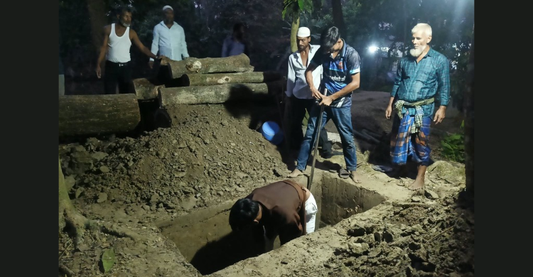 গোরস্থানে দাফনে বাধা দেয়ায় ৮৫ বছরের বৃদ্ধের শেষ ঠাঁই হলো বাড়ির আঙিনায়