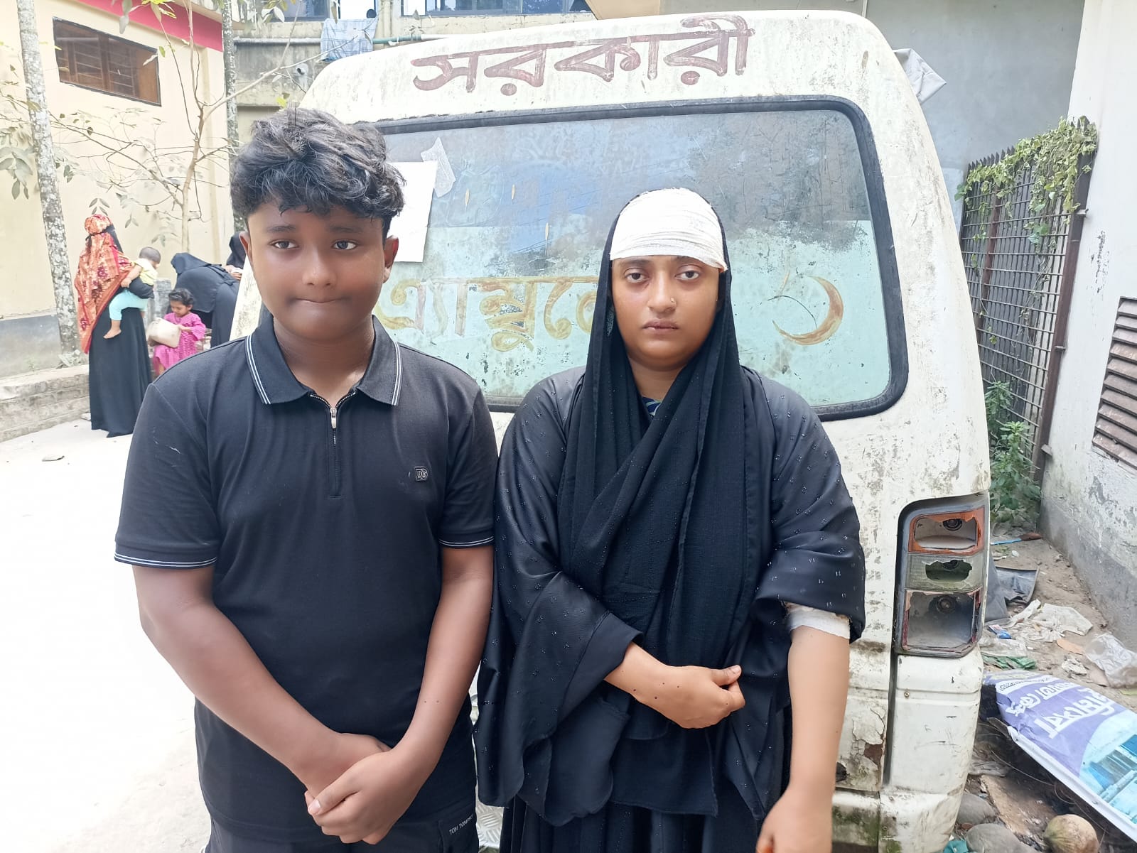 জমি দখলের চেষ্টায় দেবরের হামলায় বিধবা নারী ও তার ছেলে রক্তাক্ত জখম