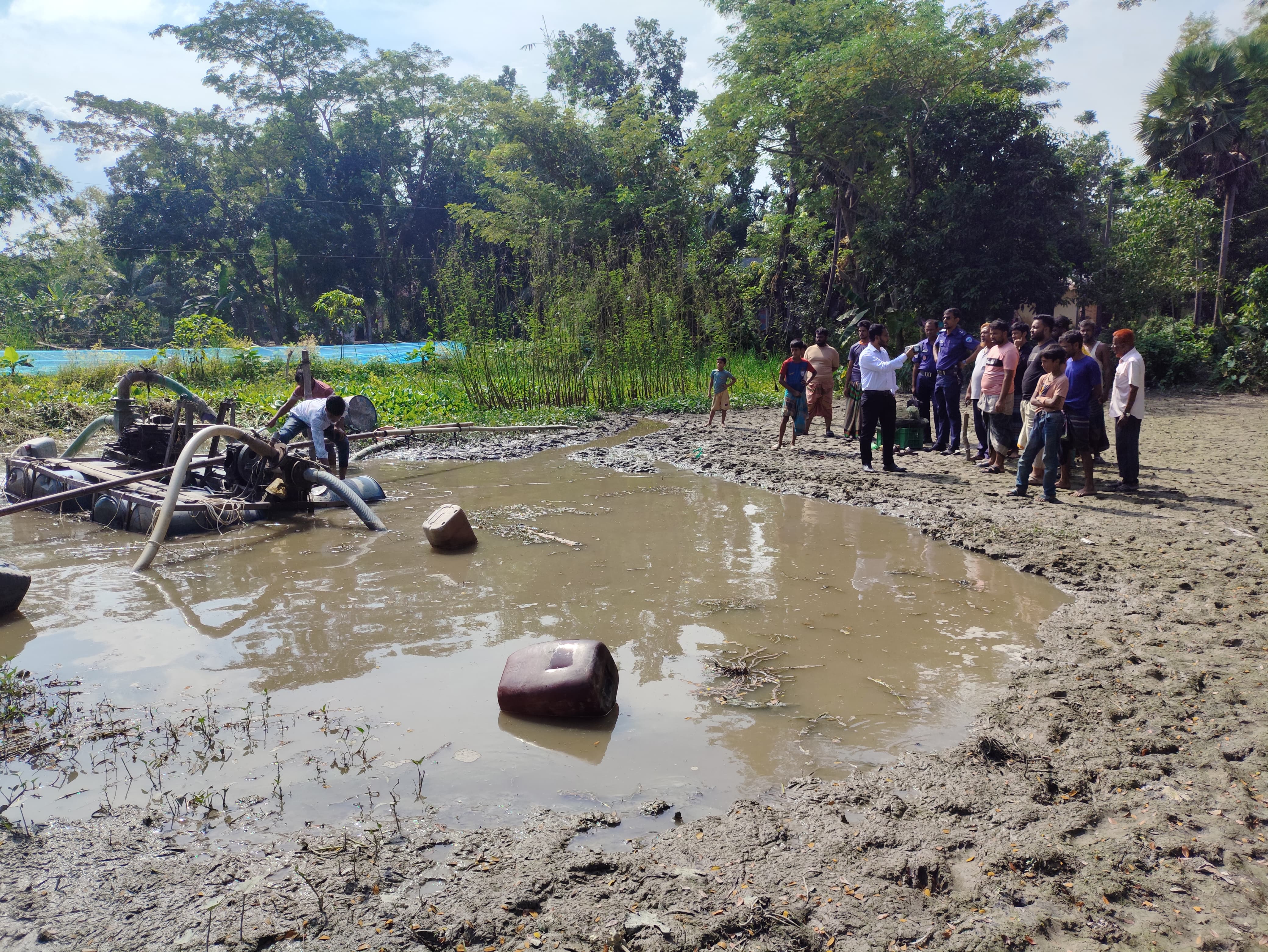 হাজীগঞ্জে ড্রেজার দিয়ে কৃষিজমির মাটি কাটার অপরাধে ৩টি মেশিন ও ১৫০ পাইপ ধ্বংস
