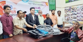 যুগান্তরের রজত জয়ন্তী উৎসবে কেক কাটা ও প্রতিবন্ধীদের মাঝে হুইল চেয়ার বিতরণ