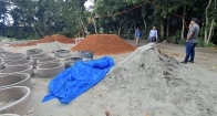 বিশ্বব্যাংকের অর্থায়নে টুইন পিট ল্যাট্রিন সামগ্রী নির্মাণ তদারকিতে  জনস্বাস্থ্য প্রকৌশল বিভাগ ও বিশ্বব্যাংক প্রতিনিধি