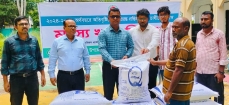 হাইমচরে বন্যায় ক্ষতিগ্রস্ত ১০০ মৎস্যচাষিকে মৎস্য খাদ্য বিতরণ