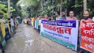 ফরিদগঞ্জে ছয় গ্রামের অধিবাসীদের একমাত্র রাস্তা পাকাকরণের দাবিতে মানববন্ধন ও স্মারকলিপি পেশ