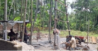চলছে আইন না মানার প্রতিযোগিতা