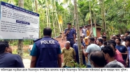 বাধার মুখে ফরিদগঞ্জে  বিরোধপূর্ণ সম্পত্তিতে রিসিভার নিয়োগের সাইনবোর্ড টানালো পুলিশ