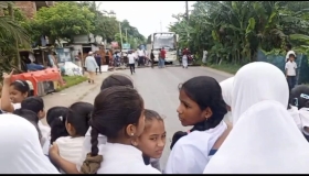 সড়ক অবরোধ করে শিক্ষার্থী-অভিভাবকদের প্রতিবাদ, স্পিড ব্রেকারের দাবি