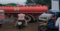 দিনে দুপুরে কেনো এই ট্রাক?