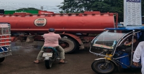 দিনে দুপুরে কেনো এই ট্রাক?
