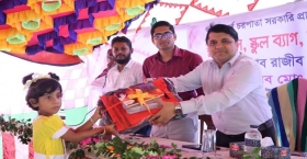 রায়পুরে নতুন পোশাক-স্কুল ব্যাগ পেয়ে উল্লসিত শিশু শিক্ষার্থীরা