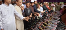 টানা ৪০ দিন পাঁচ ওয়াক্ত নামাজ জামাতে পড়ে বাইসাইকেল পেলো ৩২ শিশু-কিশোর