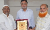 বিএনপি নেতা অ্যাড. আবদুস সালামকে  ক্রেস্ট প্রদান