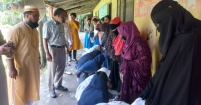 কৃতী শিক্ষার্থীরা পা ধুয়ে দিলো তাদের মায়েদের