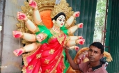 মাটির কাজ শেষে রং তুলির আঁচড়ে প্রতিমা ফুটিয়ে তুলতে ব্যস্ত সময় পার করছেন কুমিল্লার মৃৎশিল্পীরা