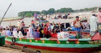ঘাটেও ঝুঁকি, ট্রলারেও ঝুঁকি!