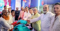 চাঁদপুর ইসকন মন্দির প্রাঙ্গণে শ্রী পুষ্পাঞ্জলি সংঘের বস্ত্র বিতরণ