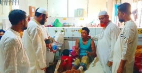 চাঁদপুর জেনারেল হাসপাতালে রোগীদের খোঁজখবরে জামায়াত নেতৃবৃন্দ