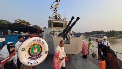 সশস্ত্র বাহিনী দিবসে যুদ্ধ জাহাজ দেখতে চাঁদপুরে দর্শনার্থীদের ভীড়