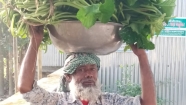 বাড়ি বাড়ি শাক বিক্রি করে সংসার চালাচ্ছেন মিছির আলী