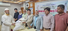 শহিদ পরিবার ও অন্ধ হাফেজদের মাঝে চাঁদপুর প্রেস ক্লাবের ইফতার বিতরণ