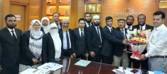 জেলা প্রশাসককে  আইনজীবী সমিতির নবনির্বাচিত কমিটির ফুলেল শুভেচ্ছা