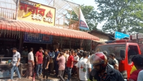 শ্রীনগরে ‘নবাব কাচ্চি ডাইন’-এ ভয়াবহ অগ্নিকাণ্ড: ২ লক্ষাধিক টাকার ক্ষয়ক্ষতি
