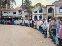 মিথ্যা মামলা থেকে মুক্তির দাবিতে এলাকাবাসীর মানবন্ধন