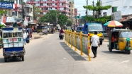 ওয়্যারলেস মোড় সড়কে টিআই প্রবীর কুমার দাসের ডিভাইডার স্থাপন