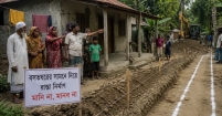 ফরিদগঞ্জের রাজাপুরে বসতঘরের সামনে দিয়ে রাস্তা নির্মাণের পাঁয়তারা