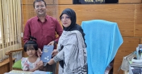 ডা. আকলিমা জাহানকে 'স্মৃতি সমাহার' উপহার