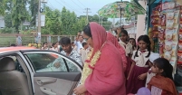 ৩৯ বছরের শিক্ষকতা শেষে সুসজ্জিত গাড়িতে করে বাড়ি ফিরলেন শিক্ষিকা