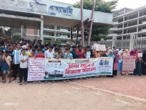 রক্ত লাগলে  রক্ত নে, মেহেদি রে ফিরিয়ে দে'   মানববন্ধনে মেহেদির সহপাঠীরা