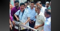 ফগার মেশিন কাঁধে নিয়ে মশকনিধন ও পরিষ্কার-পরিচ্ছন্নতার উদ্বোধন করেন এমপি