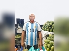 মেসি-প্রেমে বুঁদ বাবুরহাটের মফিজুর : ‘আর্জেন্টিনা’ বললেই ফলের দামে বিশেষ ছাড়!