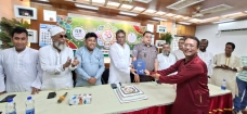 শেখ ফরিদ আহম্মেদ মানিক এমপিকে সাংবাদিক হৃদয়ের লেখা বই উপহার