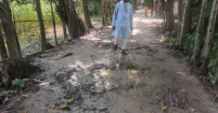 পশ্চিম সকদী সরকারি প্রাথমিক বিদ্যালয়ের রাস্তার বেহাল দশা