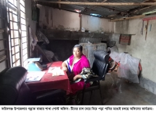 টিনের চালের ছিদ্র দিয়ে গড়িয়ে পড়া পানির মধ্যেই চলছে গল্লাক শাখা পোস্ট অফিসের কার্যক্রম