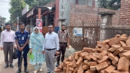 সড়কের পাশে ইট-বালু রাখায় জরিমানা