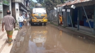 শ্রীনগরে বাঘড়া বাজারের প্রবেশমুখে ভারী যানবাহন : চরম দুর্ভোগে পথচারীরা