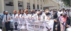 তিন বিচারকের প্রত্যাহারের দাবিতে আইনজীবীদের কালো ব্যাজ ধারণ ও মিছিল