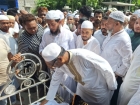 কর্মীর মরদেহ ছুঁয়ে দোয়া করলেন এমপি.....
