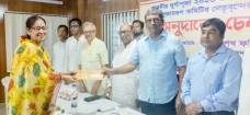 চাঁদপুর পৌর এলাকার ৩৫টি পূজামণ্ডপে অনুদানের চেক বিতরণ করলেন এমপি