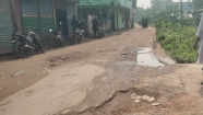 ছেংগারচর বাজার-চৌরাস্তা সড়কের নির্মাণকাজে ধীরগতি, গর্তে চরম জনদুর্ভোগ