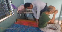 মৃত দেখানো গৃহবন্দী মুক্তিযোদ্ধার বাঁধন খুললেন ইউএনও