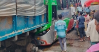 সোনাইমুড়ীতে দাঁড়িয়ে থাকা ট্রাকে বাসের ধাক্কায় চালক নিহত, আহত ১২