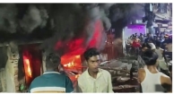 ভরা মৌসুমে মিরপুর বেনারসি পল্লিতে মধ্যরাতে আগুন: আতঙ্কে ব্যবসায়ী ও ক্রেতারা