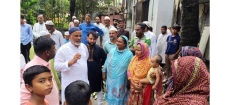 অগ্নিকাণ্ডে ক্ষতিগ্রস্ত পরিবারকে সহায়তা প্রদানকালে বিএনপি নেতা মোশাররফ হোসাইন